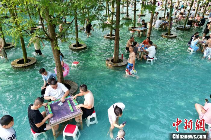四川成都：高温天气持续 民众体验“水上麻将”  第5张