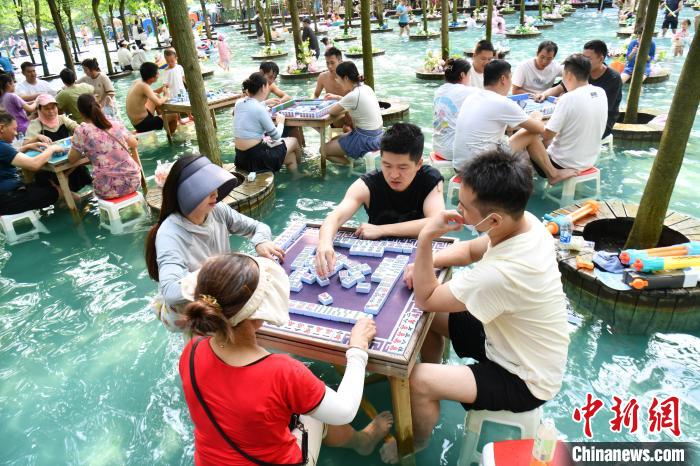 四川成都：高温天气持续 民众体验“水上麻将”  第2张