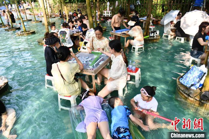 四川成都：高温天气持续 民众体验“水上麻将”  第6张