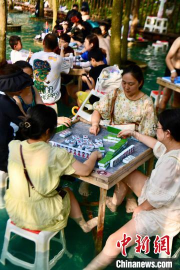 四川成都：高温天气持续 民众体验“水上麻将”  第8张