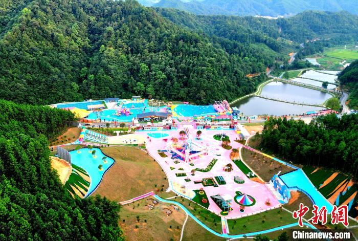 （乡村行·看振兴）江西德兴：深挖用足“凉资源”  做旺乡村振兴“热产业	” 第3张