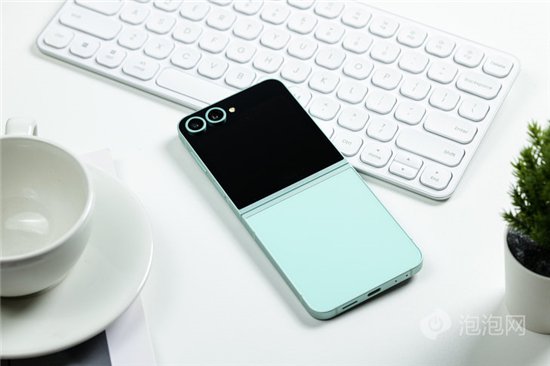 首款骁龙8 Gen3小折叠 三星Galaxy Z Flip6手机评测  第4张