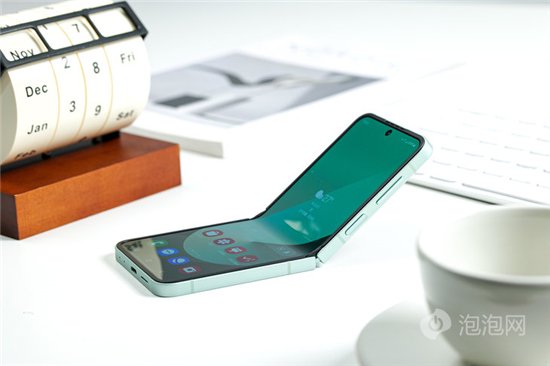 首款骁龙8 Gen3小折叠 三星Galaxy Z Flip6手机评测  第6张