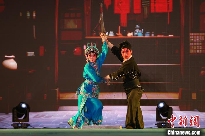 贵州桐梓“村晚”持续上演 引万人观看  第5张