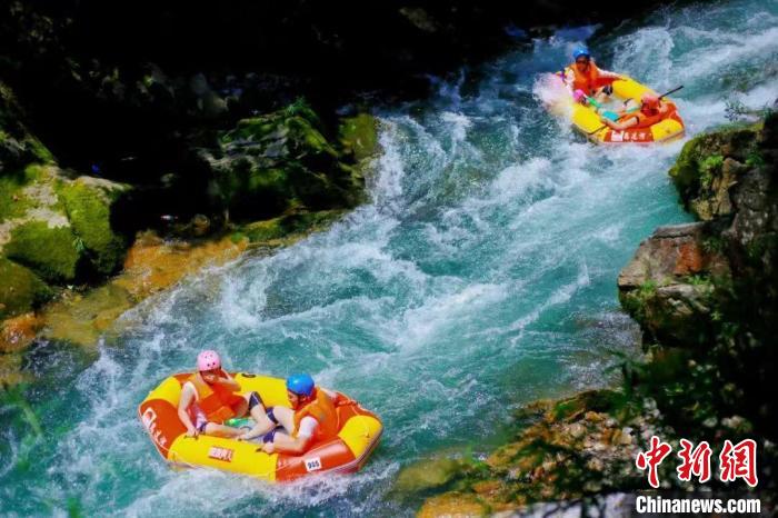 游客体验漂流蹦极 贵州景区“新户外”受青睐  第2张
