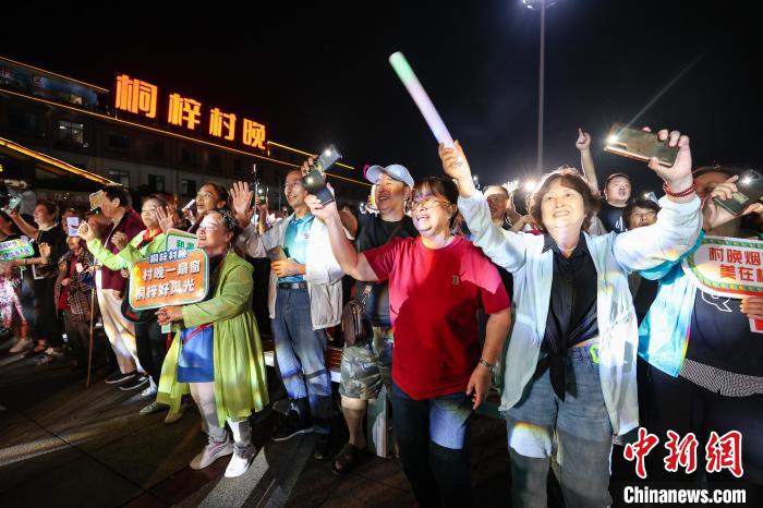 “村晚”让贵州桐梓避暑山村“热”起来  第4张
