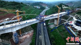 西十高铁山阳跨福银高速特大桥顺利合龙