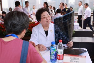 复旦建校120周年大型义诊举行,百余名专家服务市民超三千人次