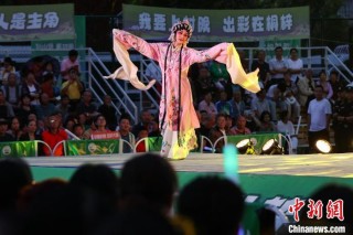 贵州桐梓“村晚”持续上演 引万人观看