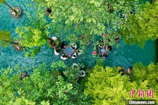 四川成都:高温天气持续 民众体验“水上麻将”