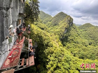 游客体验漂流蹦极 贵州景区“新户外”受青睐