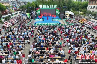 “村晚”让贵州桐梓避暑山村“热”起来