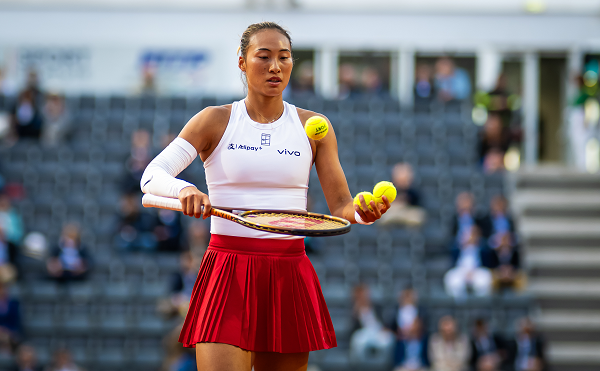 晋级四强！WTA1000罗马站：郑钦文2比0萨巴伦卡  第2张