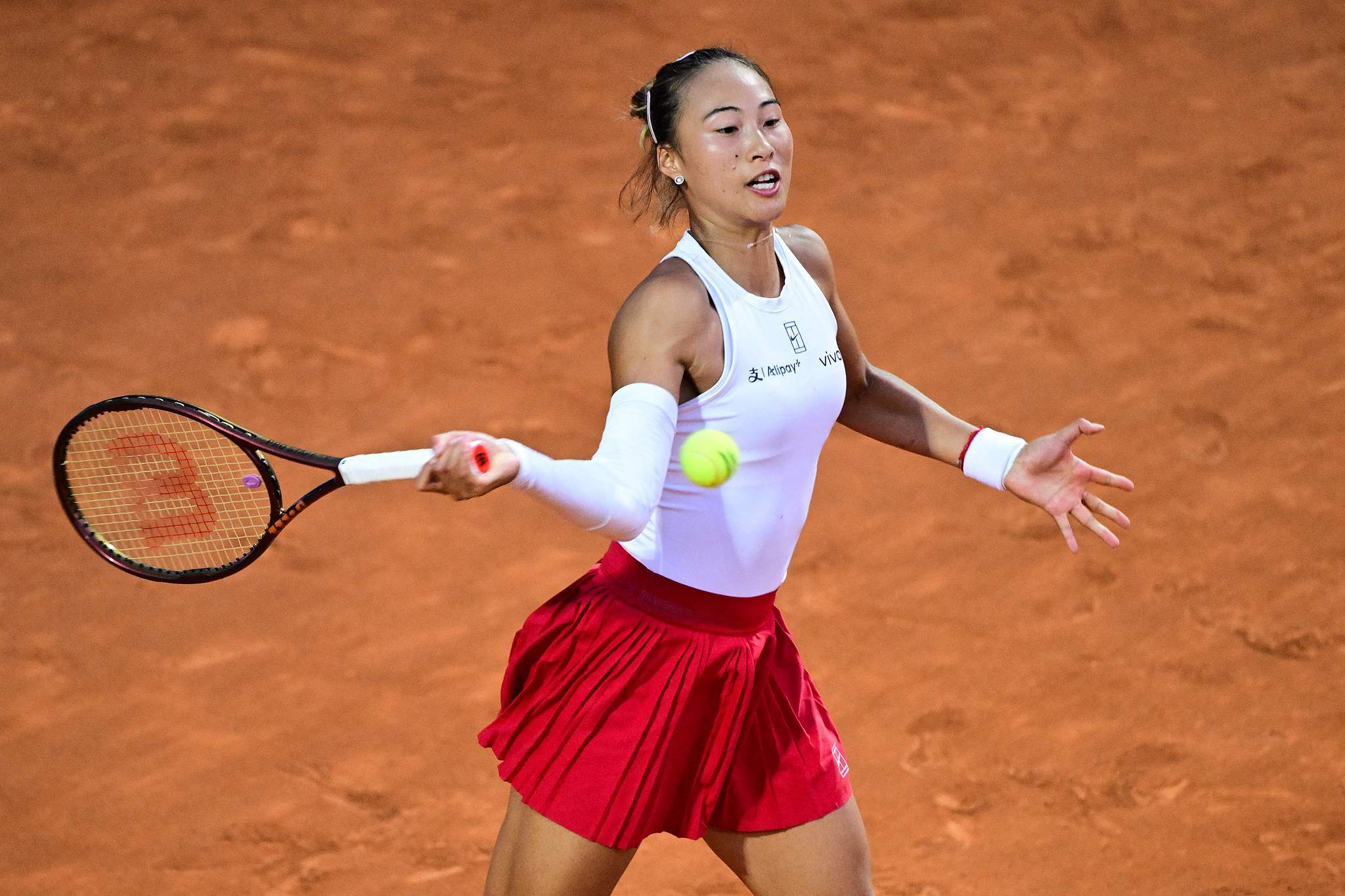 晋级四强！WTA1000罗马站：郑钦文2比0萨巴伦卡  第1张