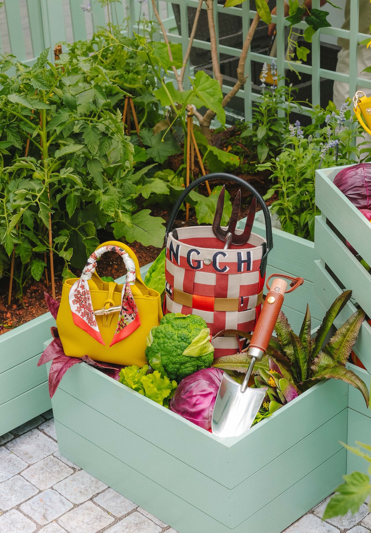 Bottega Veneta的合作对象是余秀华，Longchamp巡回开菜园｜是日美好事物  第6张