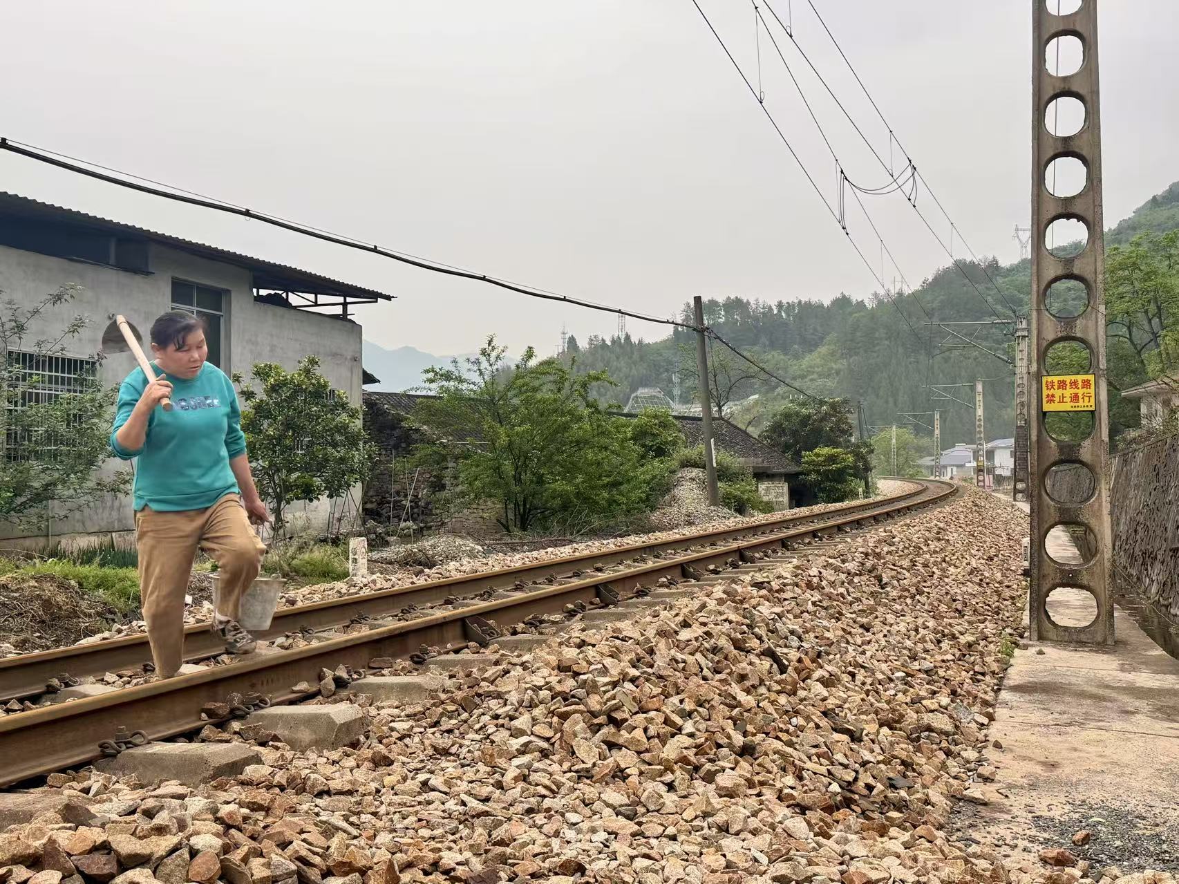 界面调查｜铁路穿村而过：一个湘西村庄与17起火车撞人事故  第5张