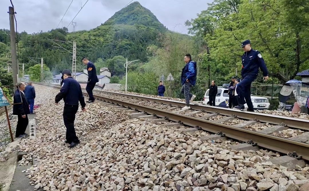 界面调查｜铁路穿村而过：一个湘西村庄与17起火车撞人事故  第8张