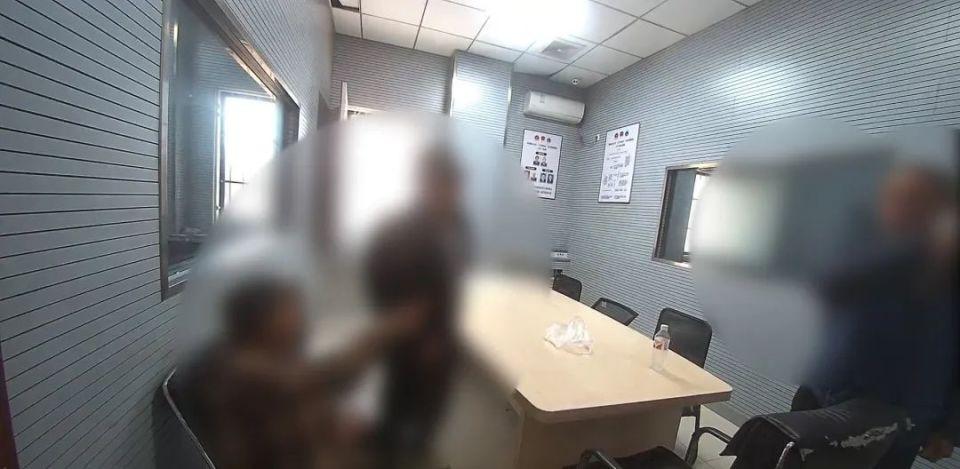 派出所里男子叫板民警：“不要拦我！”  第2张