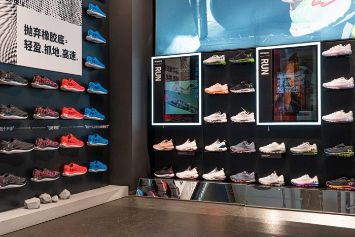 亏了两亿美元，创始人回归的安德玛仍在自救  第3张