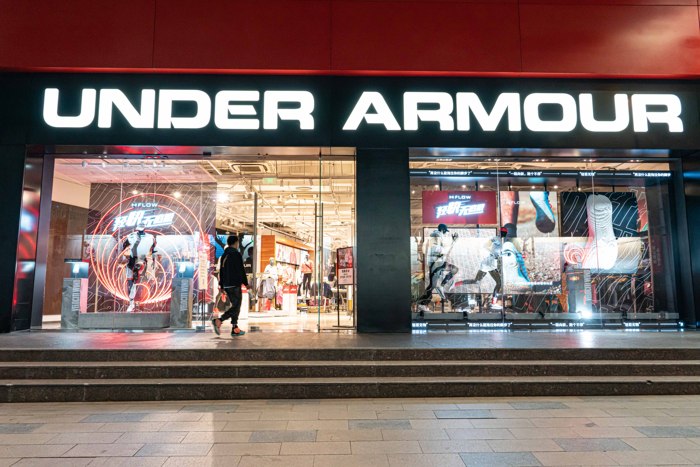 亏了两亿美元，创始人回归的安德玛仍在自救  第1张