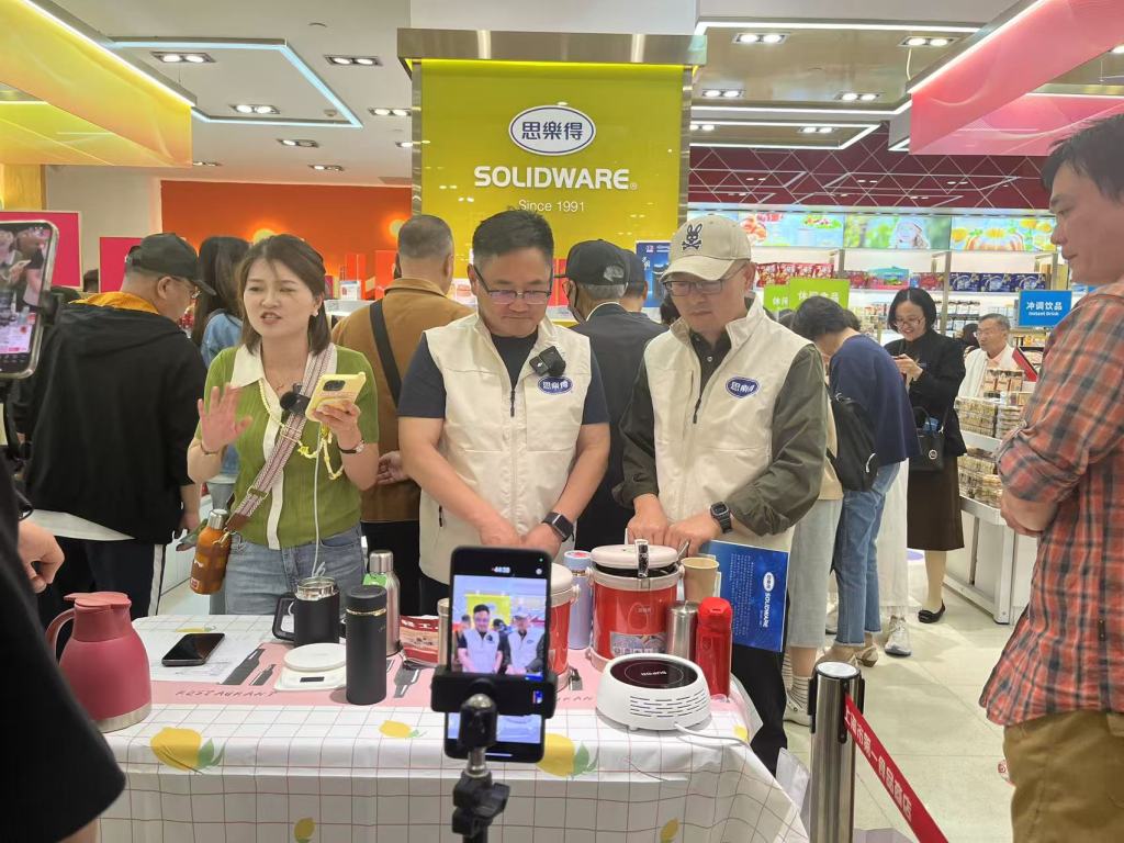 韧性十足的中国外贸企业：“不倒翁	”被摁下去	，还会再弹起来  第2张