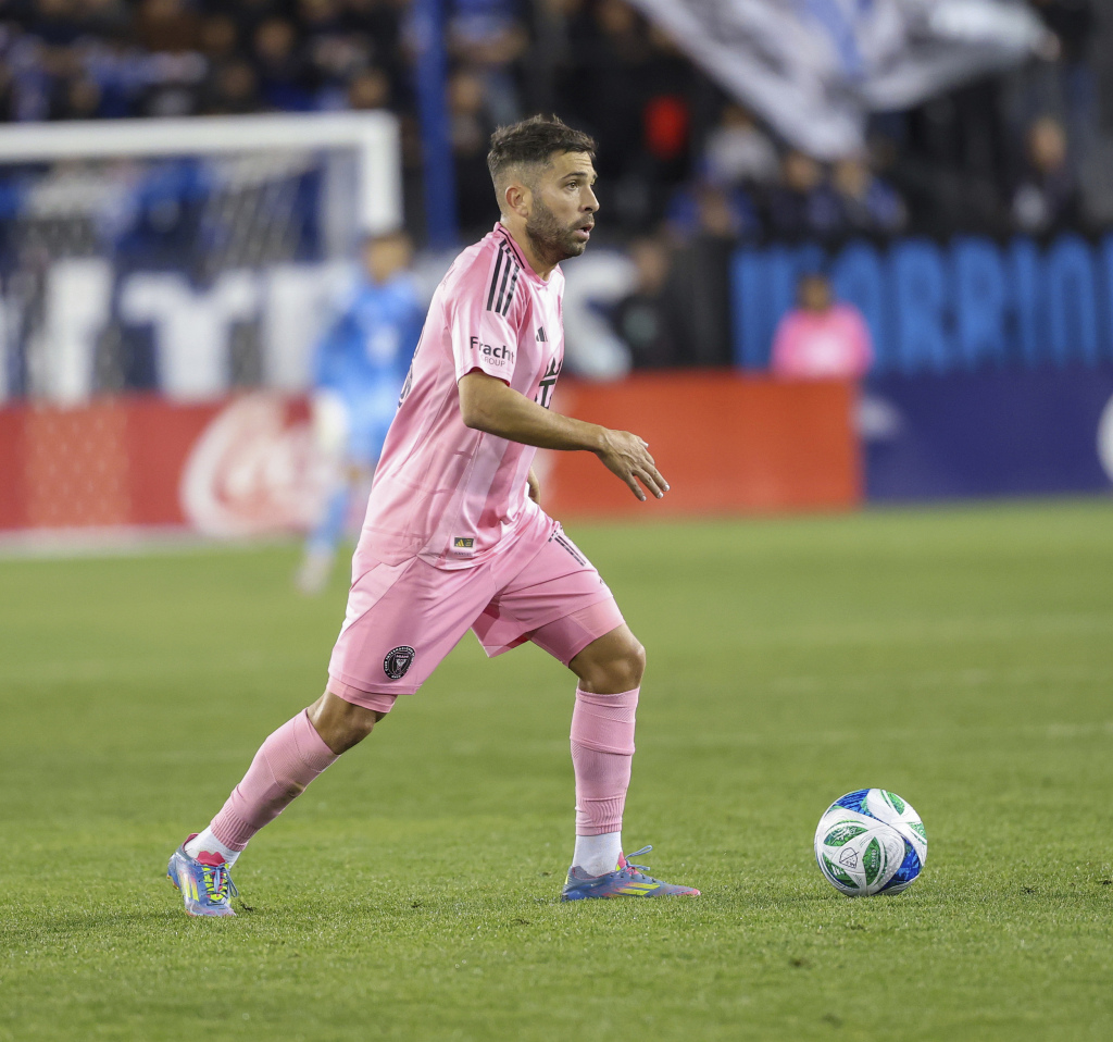 体坛联播｜巴萨提前2轮西甲夺冠	，郑钦文不敌高芙止步4强  第9张