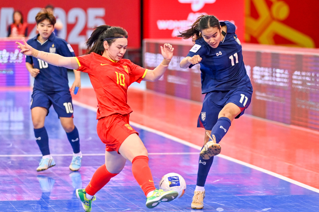 体坛联播｜巴萨提前2轮西甲夺冠	，郑钦文不敌高芙止步4强  第11张