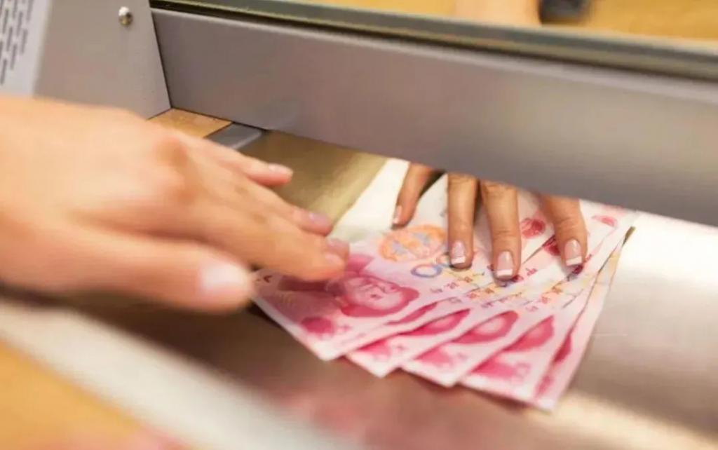 银行“本人到场”引争议！六旬老人银行取款当场去世，谁的过错？  第3张