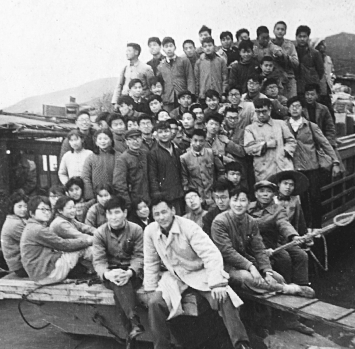 纪念｜脖子上挂着红领巾的陈逸飞  第1张