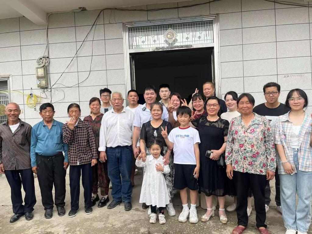 跪地相拥泣不成声！湖南妈妈刷到被拐30多年儿子视频遗憾错过相认，一年后儿子回家了  第4张