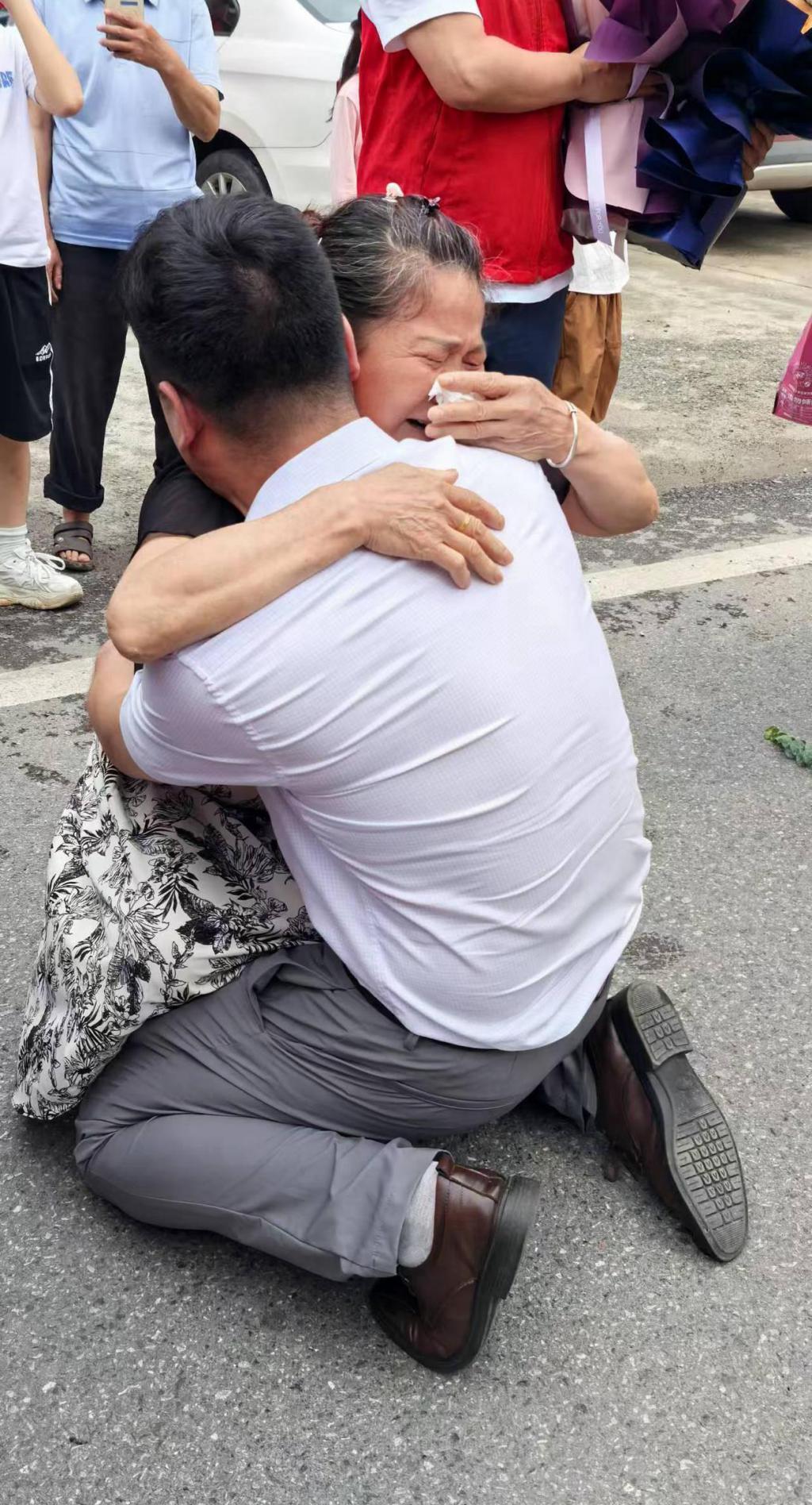 跪地相拥泣不成声！湖南妈妈刷到被拐30多年儿子视频遗憾错过相认，一年后儿子回家了  第2张