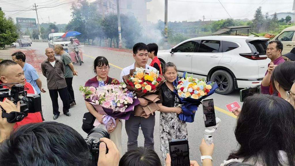 跪地相拥泣不成声！湖南妈妈刷到被拐30多年儿子视频遗憾错过相认，一年后儿子回家了  第1张